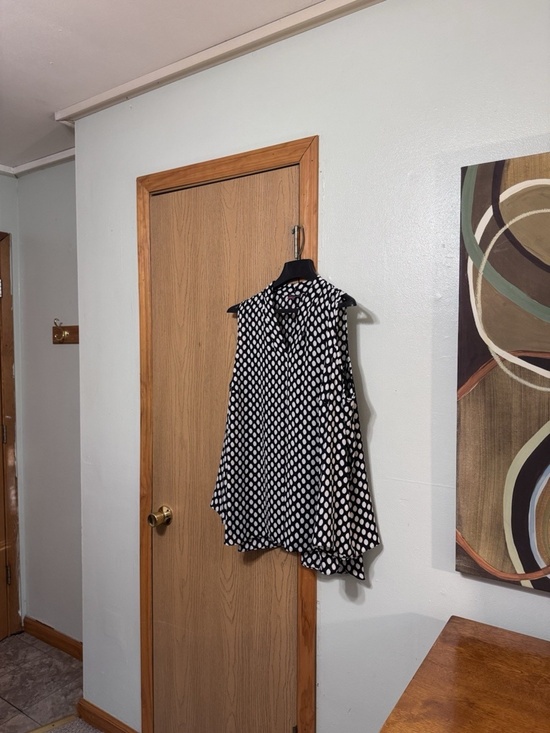 Vince Camuto Tops - Vince Camuto Size 2X Black & White w/Geometric Print & Cold Shoulders V-Neck Top
